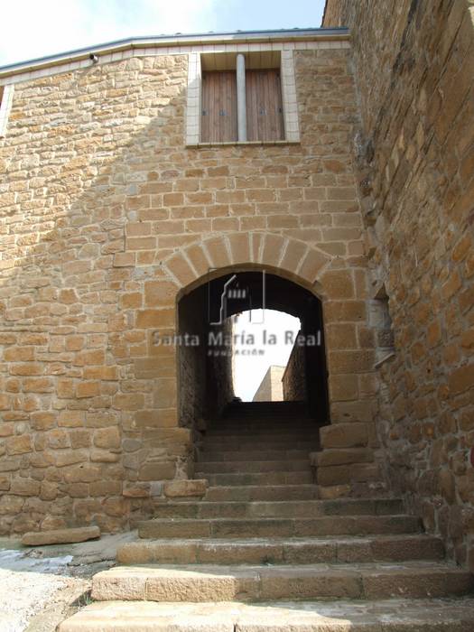 Detalle desde el exterior de puerta de entrada al recinto amurallado