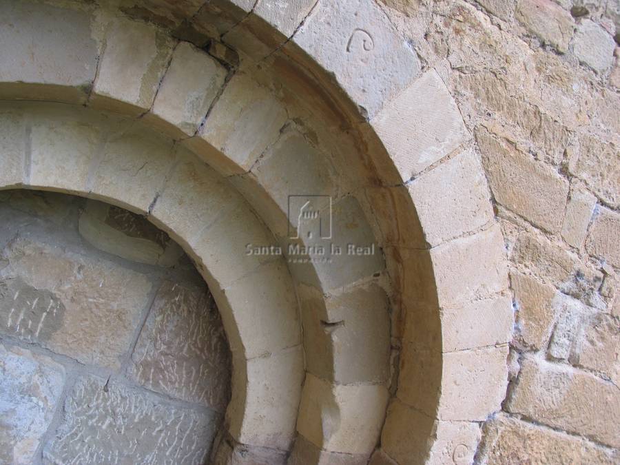 Detalle de la portada románica en el muro de la epístola