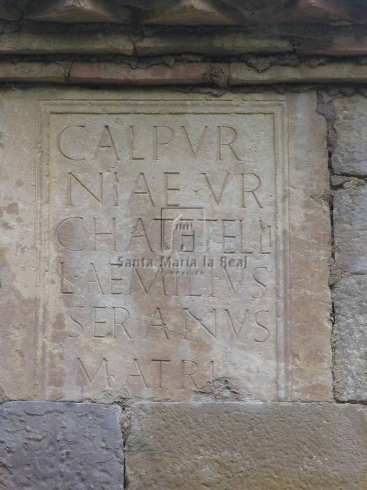 Estelas romanas empotradas en los muros de la ermita