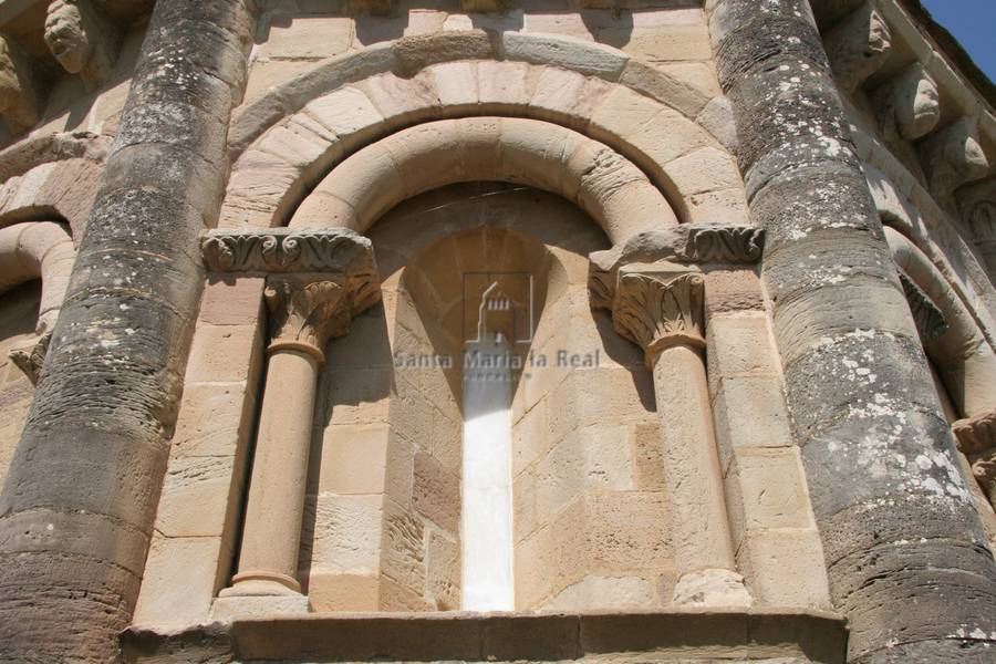 Detalle exterior de la ventana del ábside