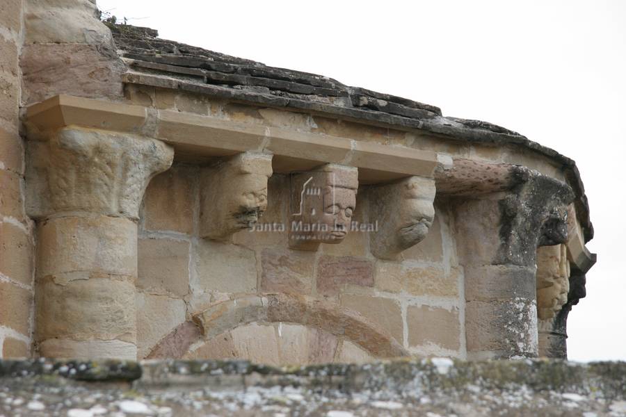 Detalle de los canecillos del ábside