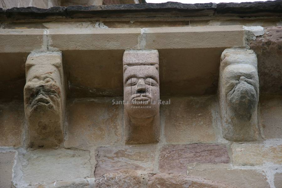 Detalle de los canecillos del ábside