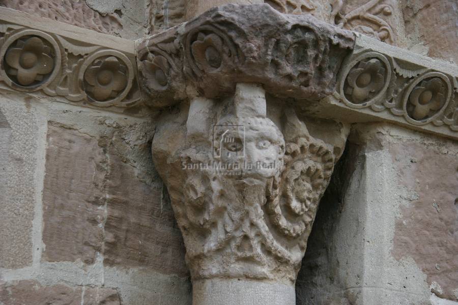 Detalle del capitel derecho de la portada norte. Hombre de desmesurada barba helicoidal