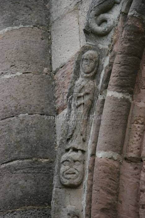 Detalle del vierteaguas del lado izquierdo de la portada norte