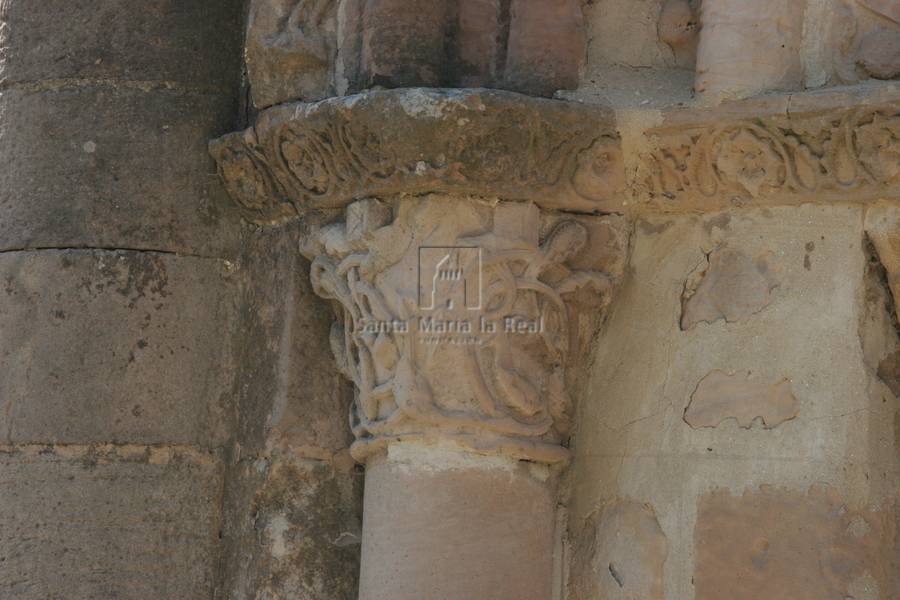 Capitel izquierdo de la portada norte