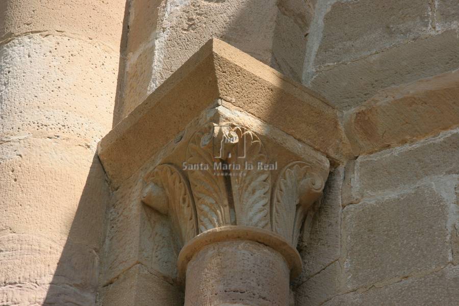 Capitel vegetal del exterior de la nave