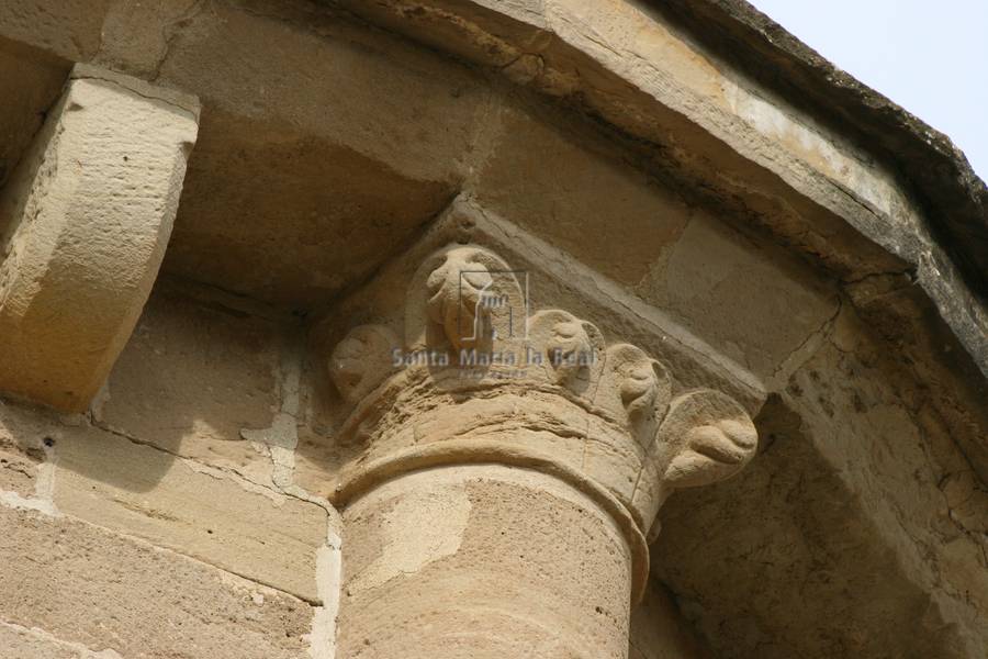 Capitel exterior de una semicolumna del presbiterio