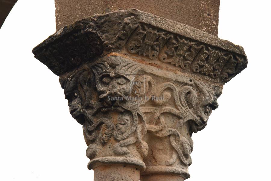 Capitel de la arquería poligonal exterior