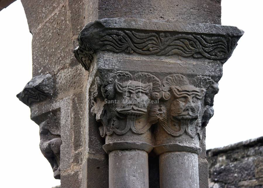 Capitel de la arquería poligonal exterior