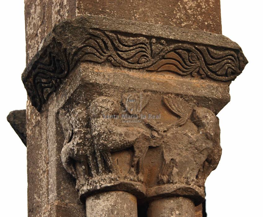 Capitel de la arquería poligonal exterior