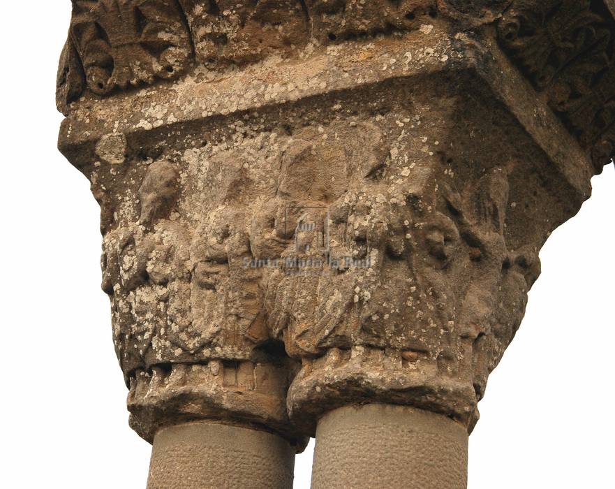 Capitel de la arquería poligonal exterior