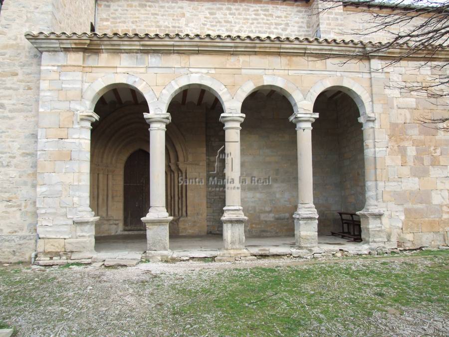 Vista exterior del pórtico sur