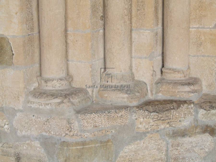 Detalle de las basas del lado izquierdo de la portada sur