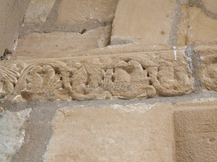 Detalle del cimacio del lado izquierdo de la portada sur