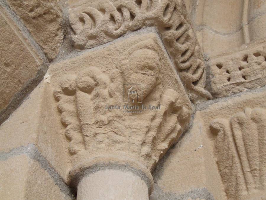 Capitel del lado izquierdo de la portada sur
