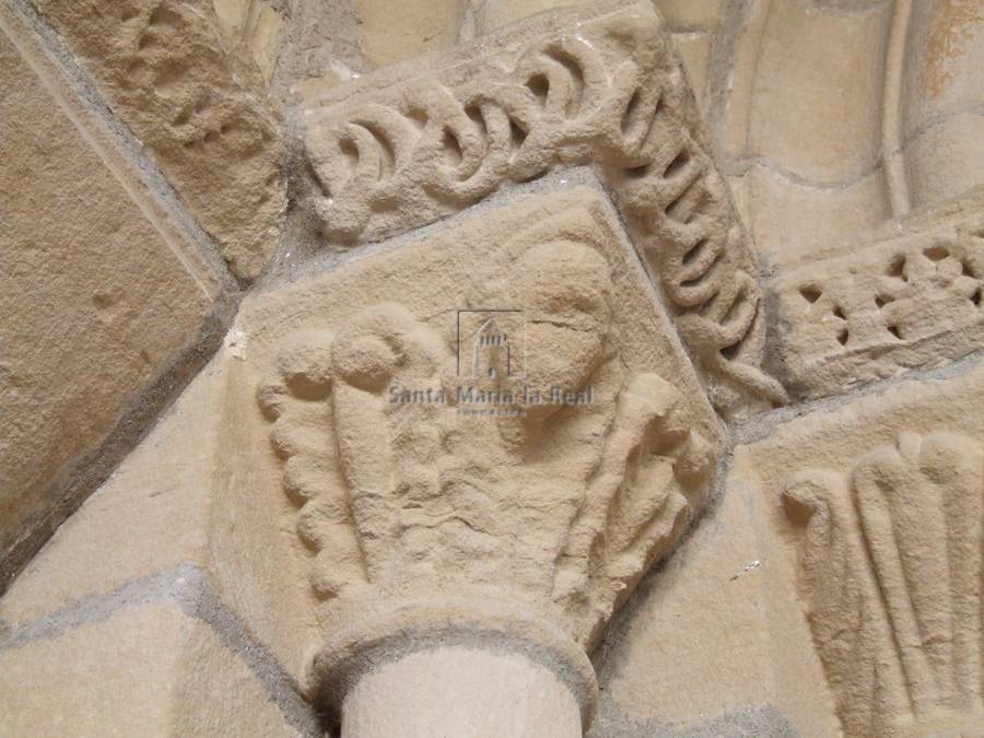 Capitel del lado izquierdo de la portada sur