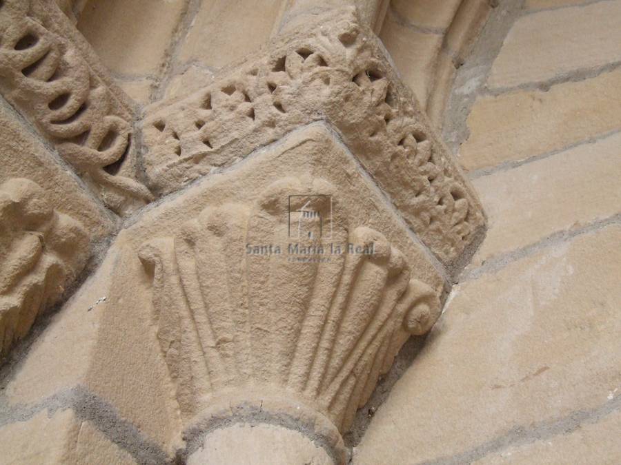 Capitel del lado izquierdo de la portada sur