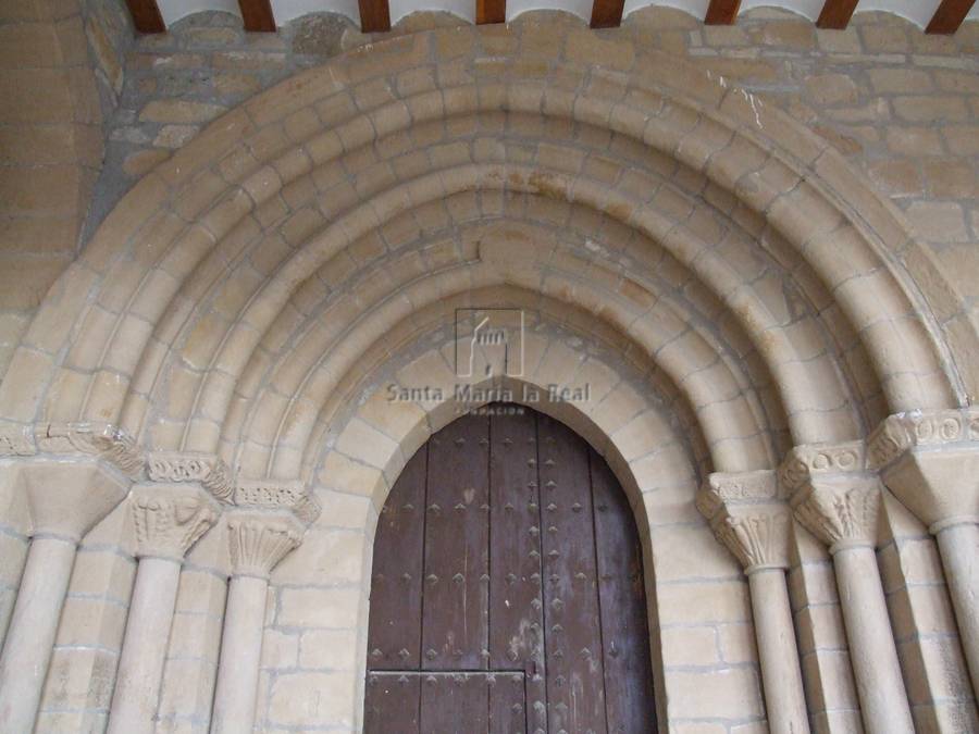 Detalle de la composición apuntada de las arquerías de la portada sur