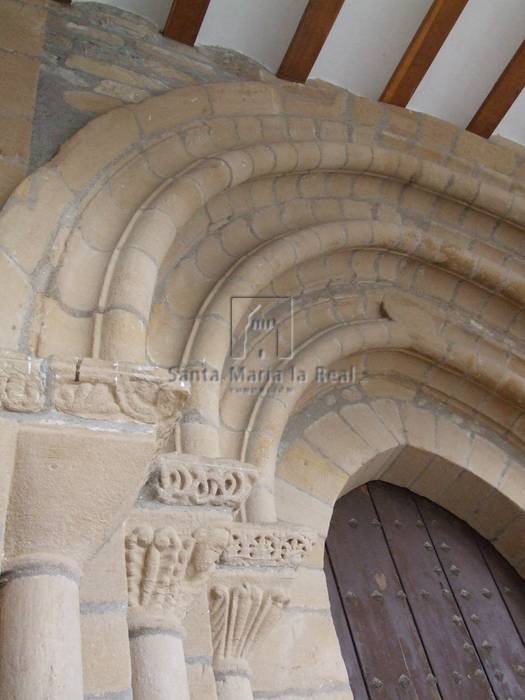 Detalle de la composición apuntada de las arquerías del lado izquierdo de la portada sur