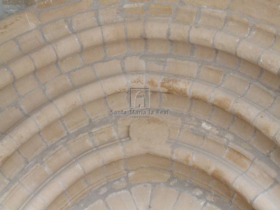 Detalle de las arquivoltas de la portada sur