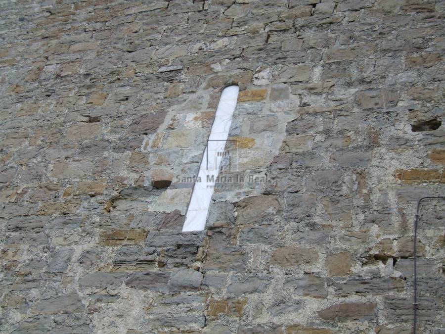 Detalle exterior de la ventana del muro este
