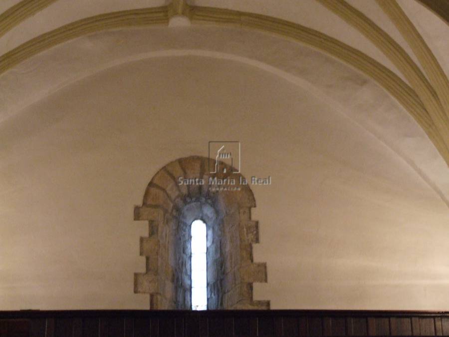 Detalle interior de la ventana del muro hastial