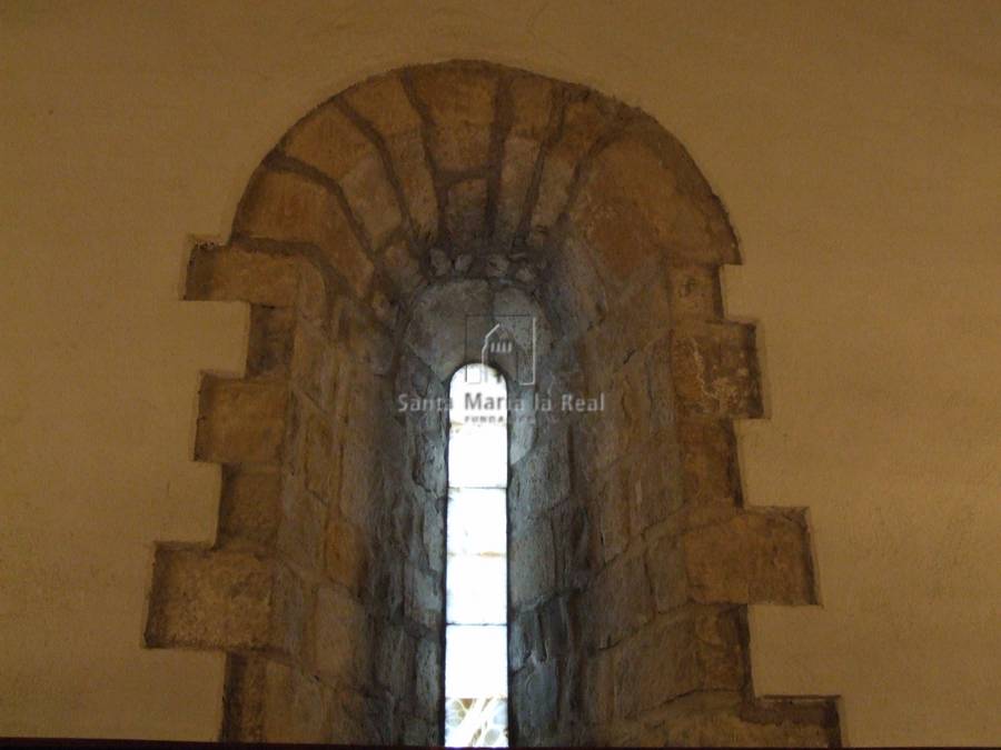 Detalle interior de la ventana del muro hastial