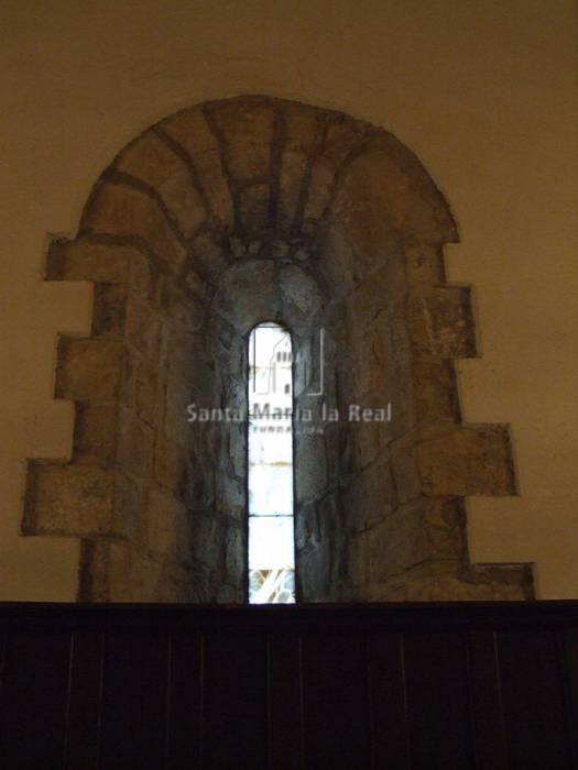 Detalle interior de la ventana del muro hastial