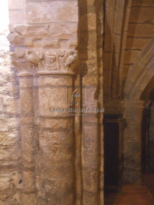 Detalle de la jamba izquierda del arco de acceso a la torre