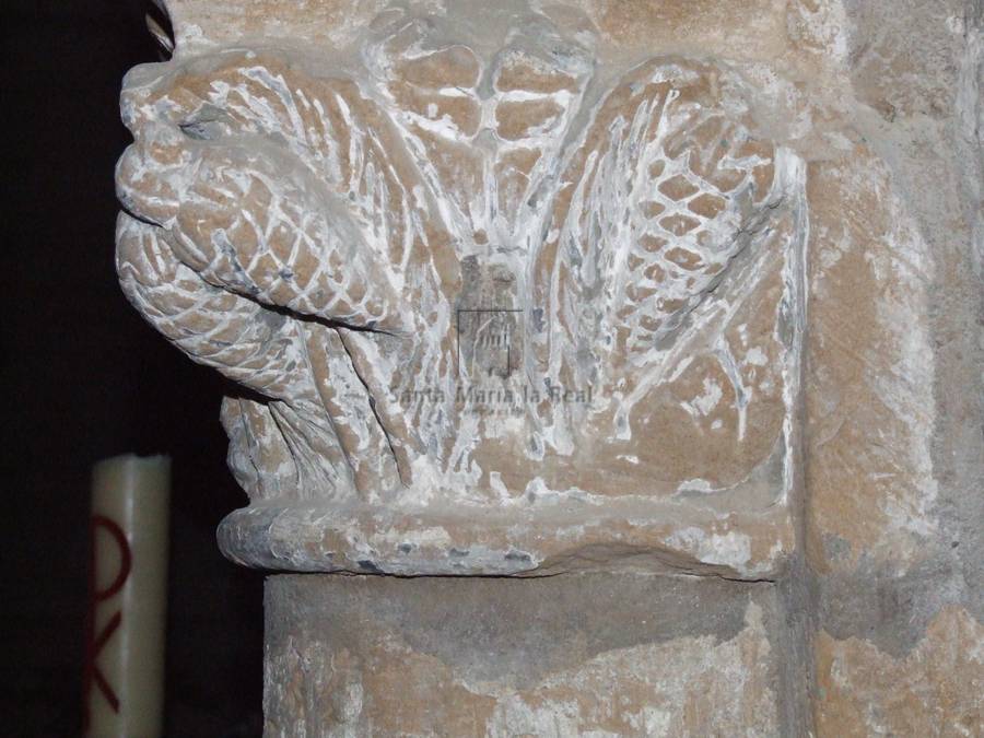 Capitel del lado derecho del arco de acceso a la torre