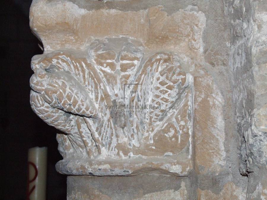 Capitel del lado derecho del arco de acceso a la torre