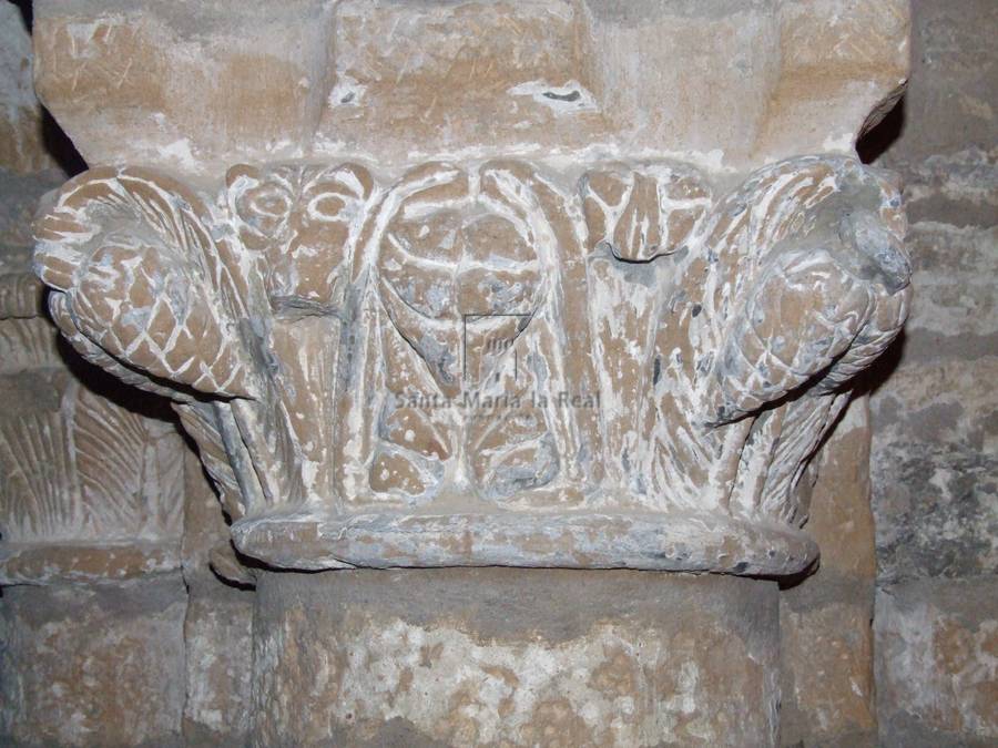 Capitel del lado derecho del arco de acceso a la torre