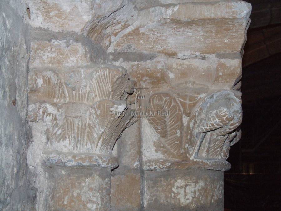 Capiteles del lado derecho del arco de acceso a la torre