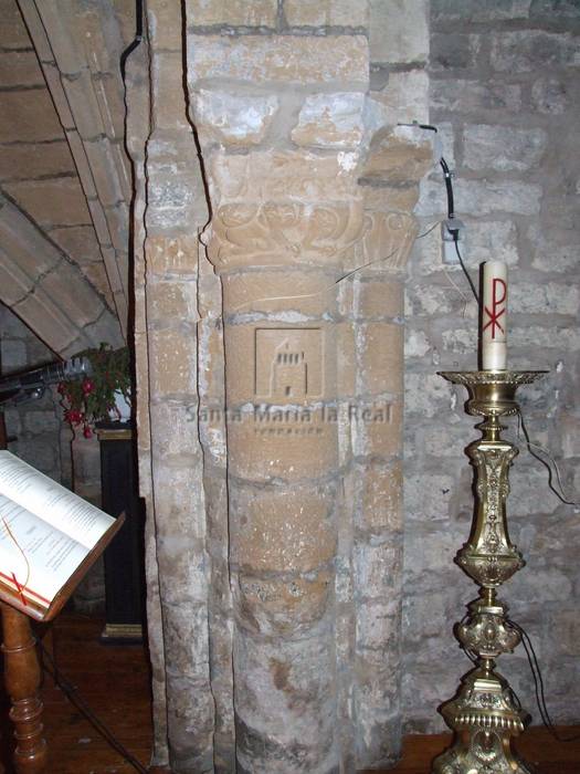 Detalle de los pilares del lado izquierdo del arco de acceso a la torre