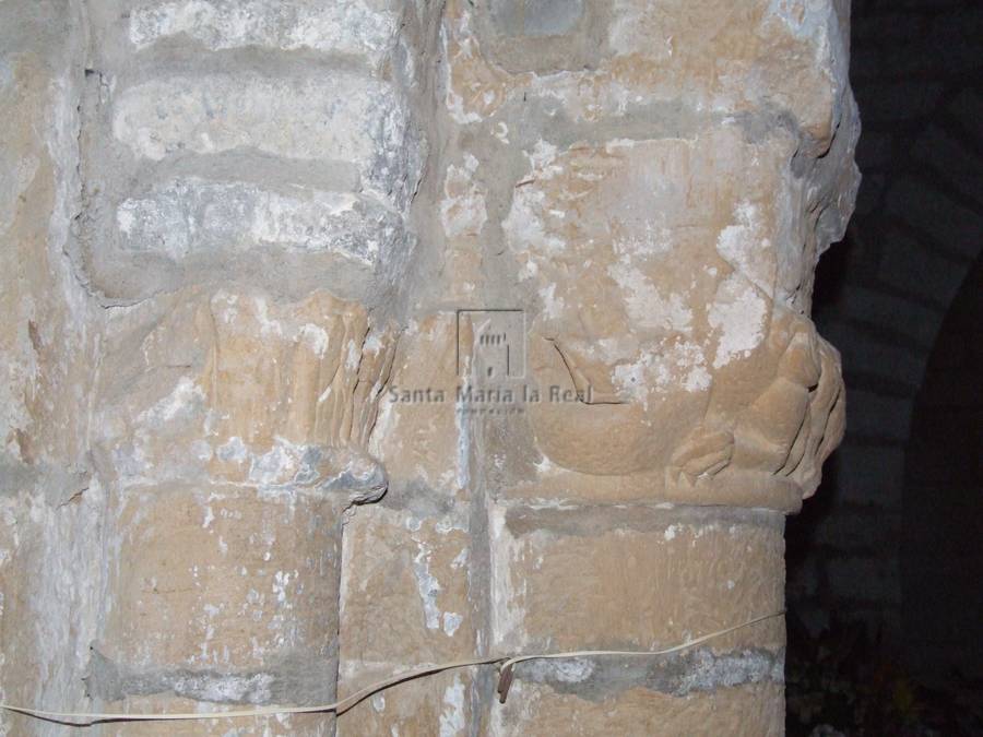 Capiteles del lado izquierdo del arco de acceso a la torre