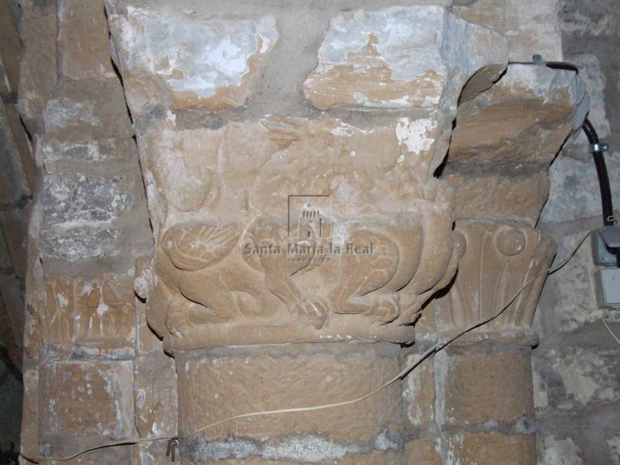 Capitel izquierdo del arco de acceso a la torre