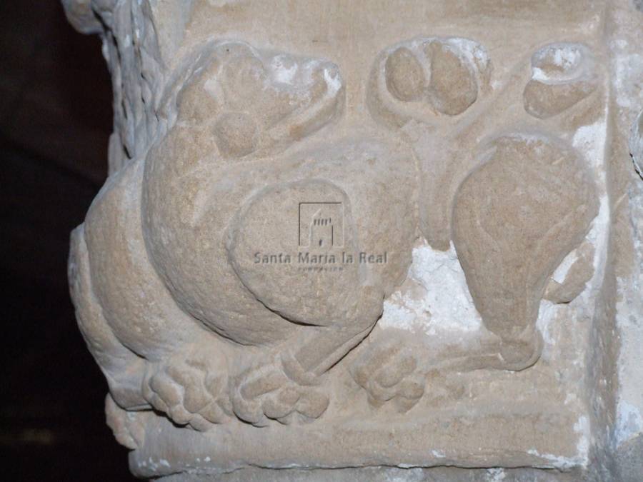 Capitel izquierdo del arco de acceso a la torre