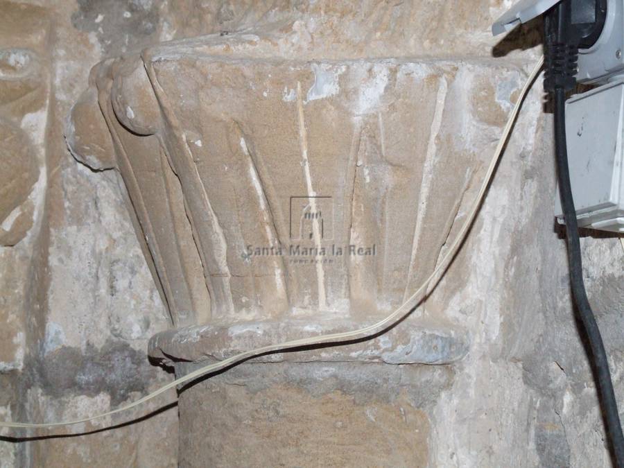 Capitel izquierdo del arco de acceso a la torre