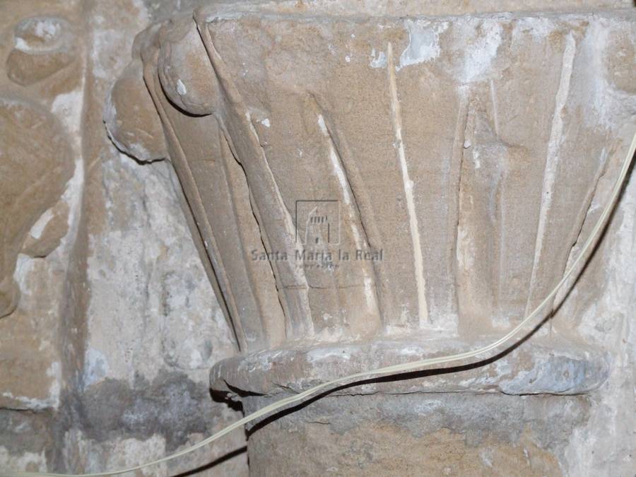 Capitel izquierdo del arco de acceso a la torre