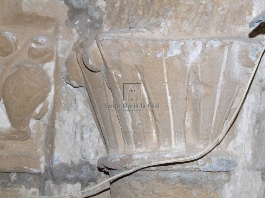 Capitel izquierdo del arco de acceso a la torre