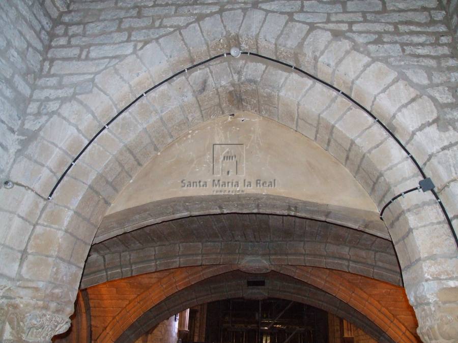 Arco de acceso al cuerpo bajo de la torre