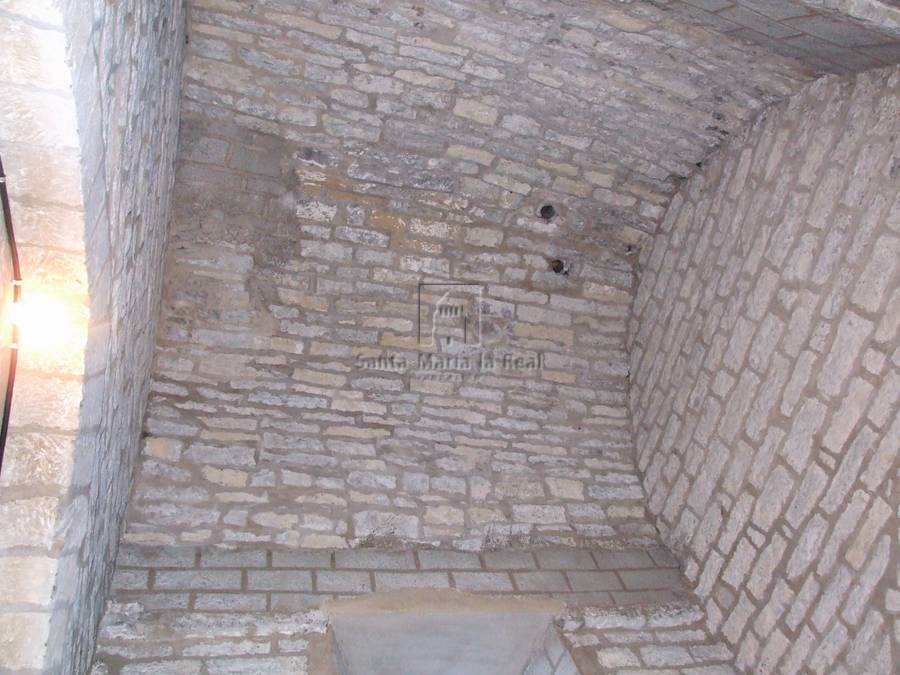 Capiteles del lado derecho del arco de acceso a la torre