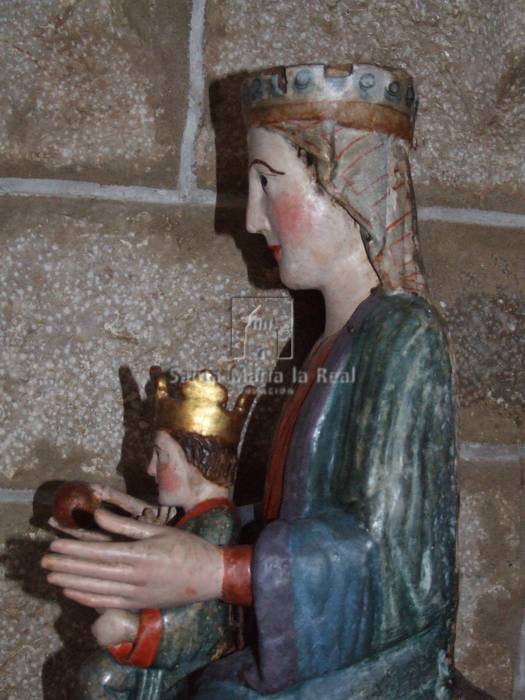 Vista lateral de una talla de la Virgen con el Niño