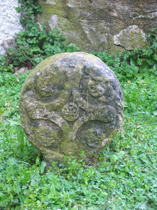 Estela funeraria del jardín de la parroquia de Santo Tomás
