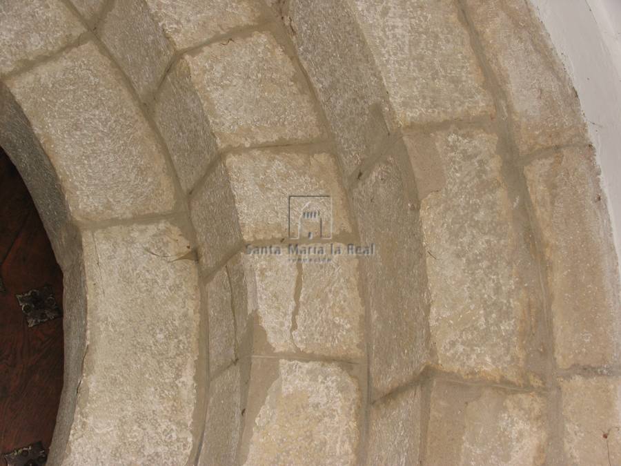 Detalle de las arquivoltas en platabanda de la portada sur