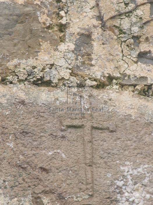 Cruz grabada en el muro sur