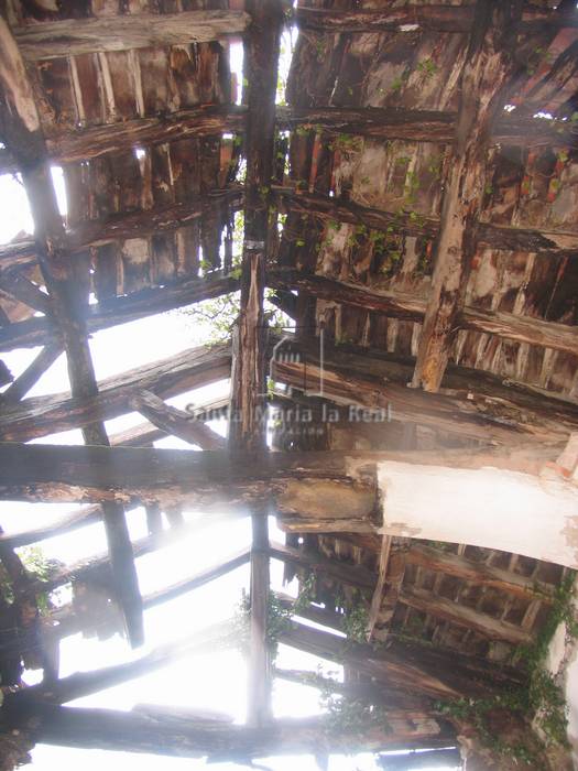 Vista de interior de las ruinas de la ermita