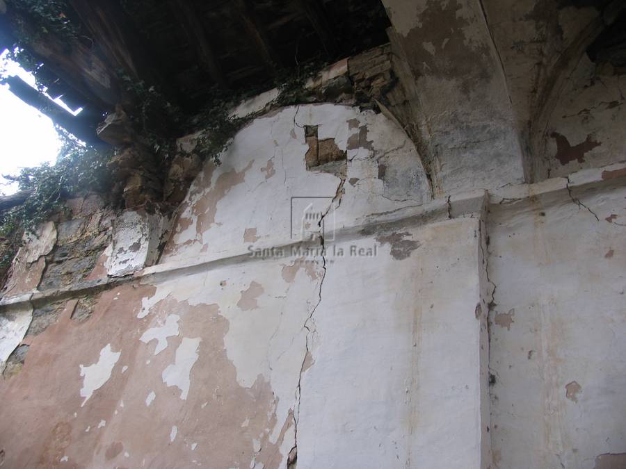 Vista de interior de las ruinas de la ermita