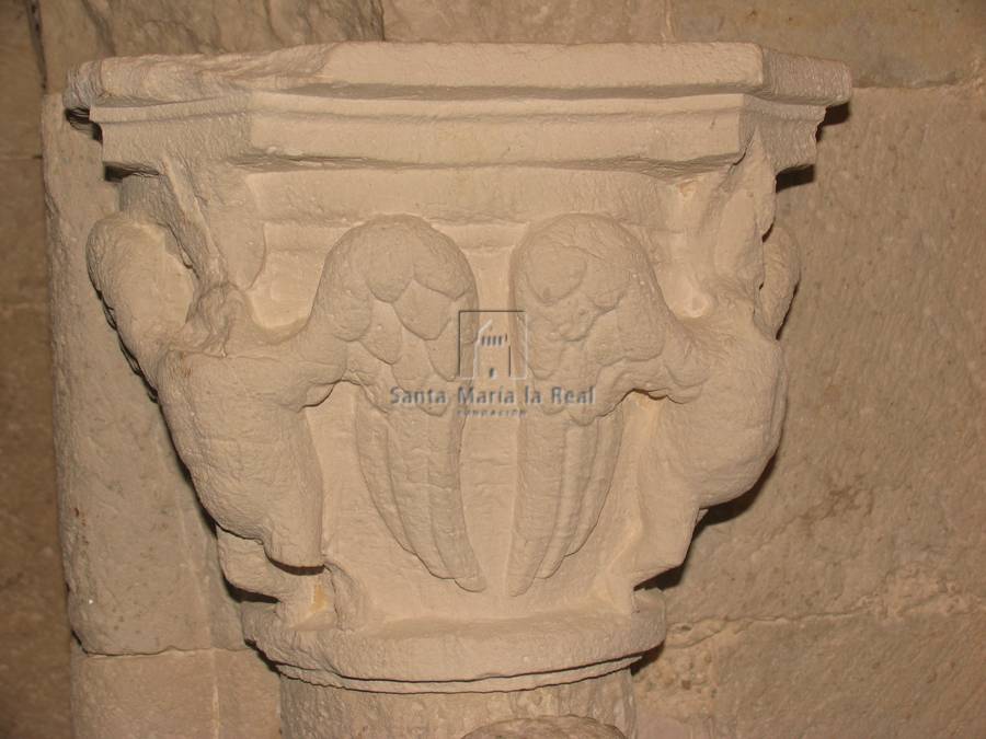 Capitel del lado derecho de la portada meridional. Aves Capitel del lado derecho de la portada meridional. Aves