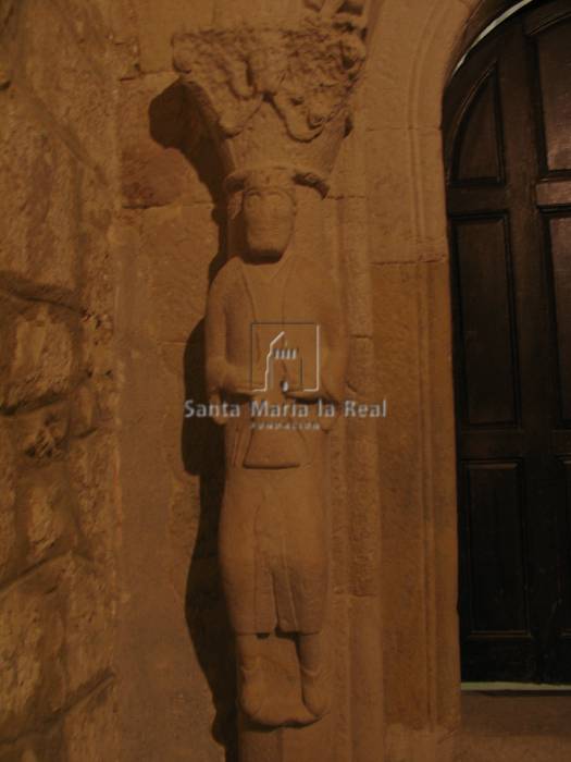 Estatua-columna de Judas en la portada meridional